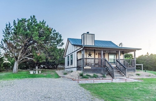 Fredericksburg Cabin | Private Hot Tub - Fireplace - Wildlife - 4 Min. to Downtown