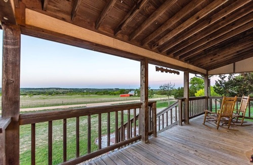 Fredericksburg Cabin | Private Hot Tub - Fireplace - Wildlife - 4 Min. to Downtown