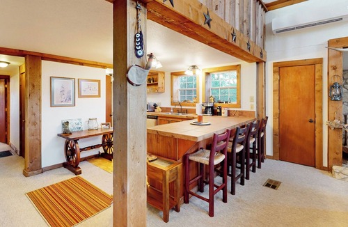 Groesbeck Cabin | Private Hot Tub & Views! Cozy Cabin on Aim Ranch