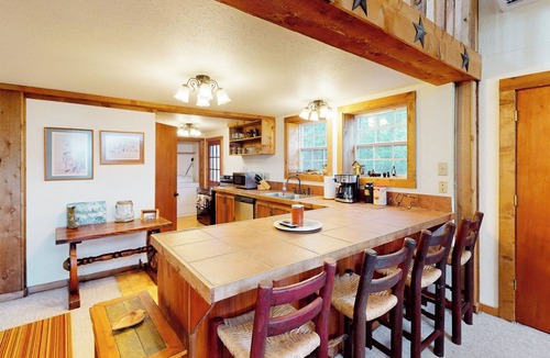 Groesbeck Cabin | Private Hot Tub & Views! Cozy Cabin on Aim Ranch