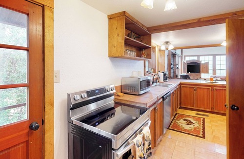 Groesbeck Cabin | Private Hot Tub & Views! Cozy Cabin on Aim Ranch