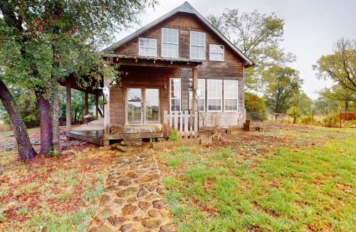 Groesbeck House | Private Hot Tub & Views! Cozy Cabin on Aim Ranch