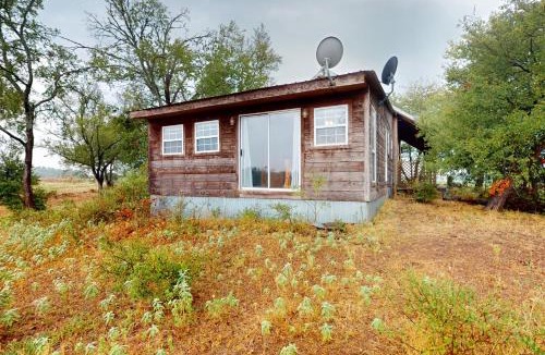 Groesbeck House | Private Hot Tub & Views! Cozy Cabin on Aim Ranch