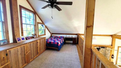 Groesbeck House | Private Hot Tub & Views! Cozy Cabin on Aim Ranch