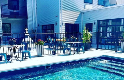 Pacific House | Private hotel near St Louis