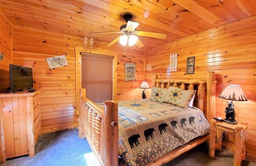 Hemlock Hills Cabin | Private HotTub,close to ❤️ of Gatlinburg,RockyTop Sports,parking,WIFI,Game Rm