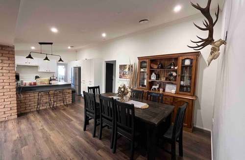 Robin Hill House | Private House - Pool, Games and Fire Pit Bathurst