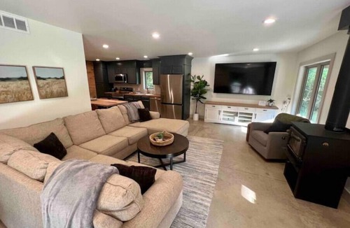 Orange Prairie House | Private House with Full Court Gym