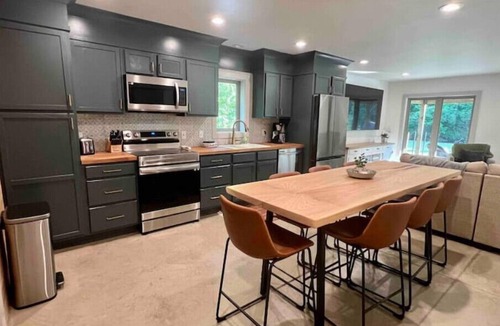 Orange Prairie House | Private House with Full Court Gym