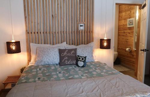 Mansonville Apartment | Private Hummingbird Room - Modern & Cozy