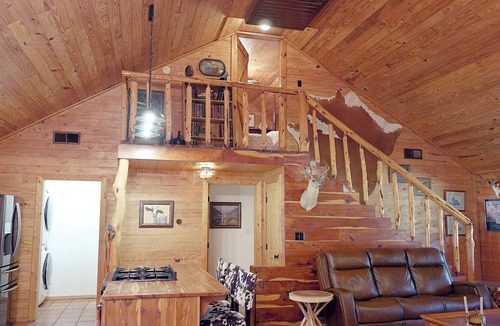 Trinity Cabin | Private Indoor Pickleball Lodge - Sleeps 14, Gym, Firepit & Playground