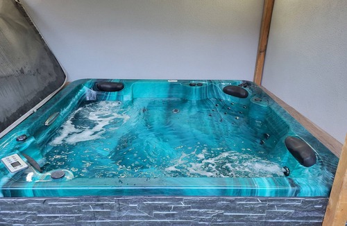 Les Amarats Apartment | Private Jacuzzi with garden (ideal for couples & families)
