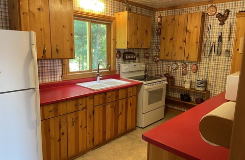 Novar Cottage | Private kid-friendly lakefront cottage with a beach. Perfect for families!