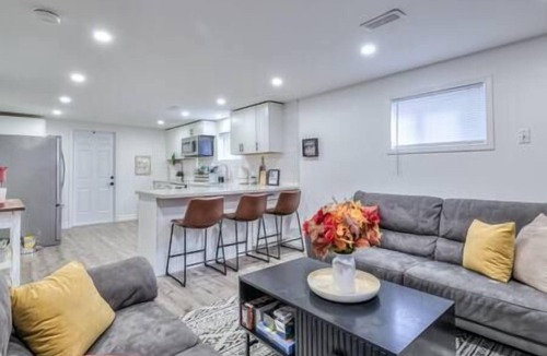 Whitby Apartment | Private | King Bed | Fireplace | Pets | Therma SPA | WiFi | No Steps inside