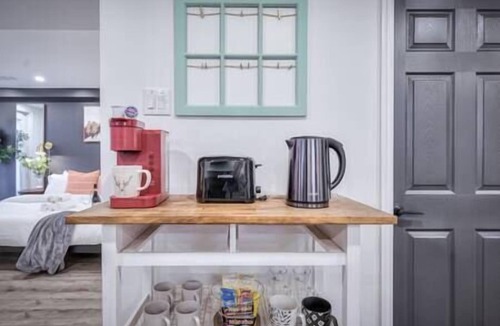 Whitby Apartment | Private | King Bed | Fireplace | Pets | Therma SPA | WiFi | No Steps inside