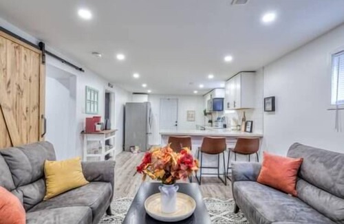 Whitby Apartment | Private | King Bed | Fireplace | Pets | Therma SPA | WiFi | No Steps inside
