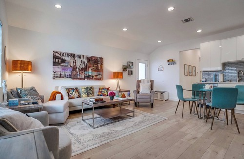 Lake Balboa House | Private King Bed w/Full Kitchen + Laundry