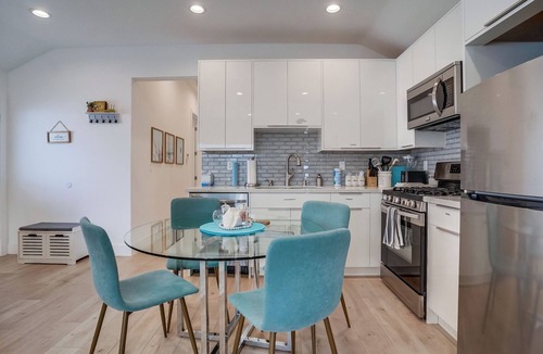 Lake Balboa House | Private King Bed w/Full Kitchen + Laundry