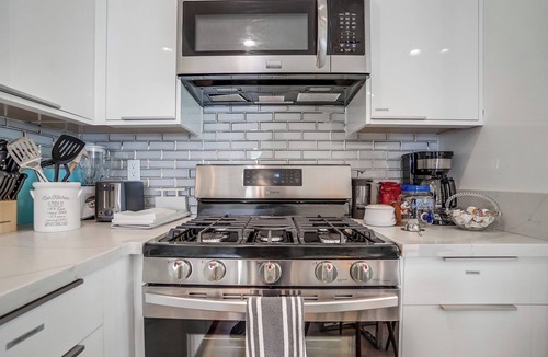 Lake Balboa House | Private King Bed w/Full Kitchen + Laundry