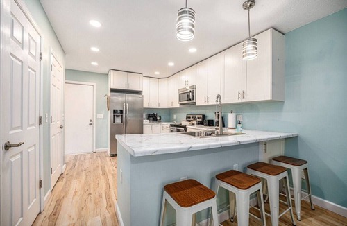 South Gull Lake Apartment | Private King Room on Gull Lake