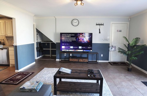 Fort Worth House | Private King Suite on Gated 4.5 Acres, Full Kitchen & Laundry, Quiet Fort Worth