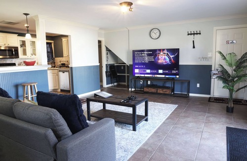 Fort Worth House | Private King Suite on Gated 4.5 Acres, Full Kitchen & Laundry, Quiet Fort Worth