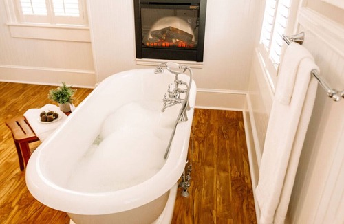 Edenton Bed & Breakfast | Private King Suite with Soaking Tub Downtown historic Edenton Bed & Breakfast