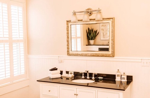 Edenton Bed & Breakfast | Private King Suite with Soaking Tub Downtown historic Edenton Bed & Breakfast