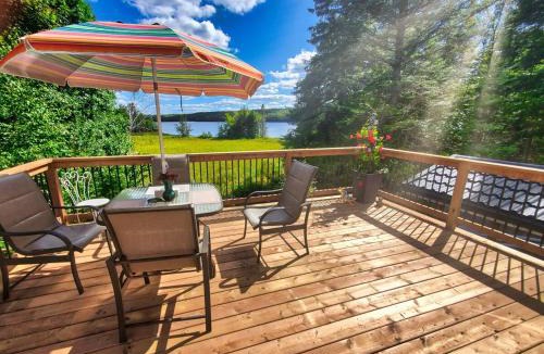 Machar House | Private Lake Cottage!