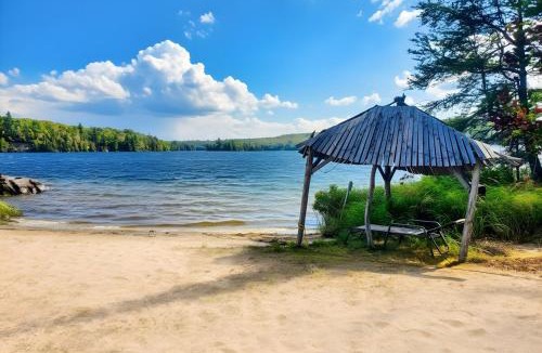 Machar House | Private Lake Cottage!