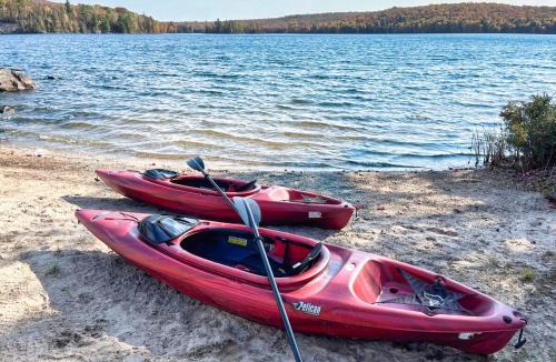 Machar House | Private Lake Cottage!