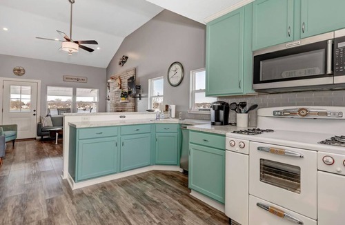 Nashport Cottage | Private lake front cottage with Boat dock