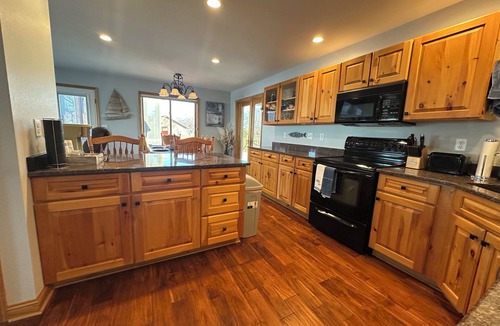 Arlington House | Private Lake Front & Pool. Entire 4 BR Home