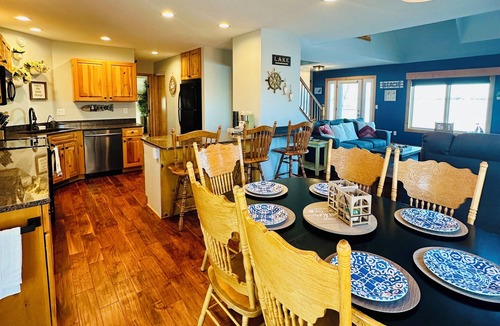 Arlington House | Private Lake Front & Pool. Entire 4 BR Home
