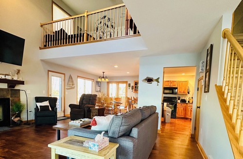 Arlington House | Private Lake Front & Pool. Entire 4 BR Home