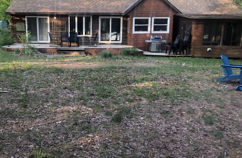 L'Amable Cottage | Private lakefront 6 bedroom cottage