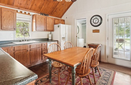 Negreet Cabin | Private Lakefront Escape: Covered Patio, Fire Pit!