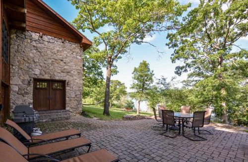 Kimberling City House | PRIVATE Lakefront Cabin HOT TUB Pool Table WIFI Amazing VIEW Close to Branson