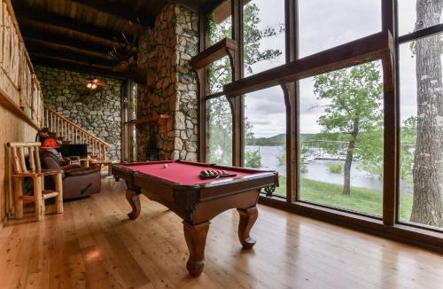 Kimberling City House | PRIVATE Lakefront Cabin HOT TUB Pool Table WIFI Amazing VIEW Close to Branson