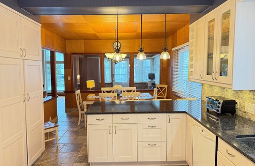 Port Severn Cottage | Private Lakehouse Getaway | Hot Tub on the Water