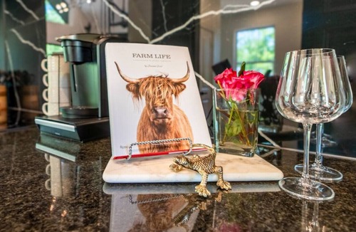 Bullard Apartment | Private Lakeside Couples Cabin, Hot Tub & Fire Pit