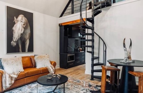 Bullard Apartment | Private Lakeside Couples Cabin, Hot Tub & Fire Pit
