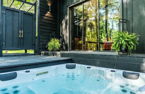 Bullard Apartment | Private Lakeside Couples Cabin, Hot Tub & Fire Pit