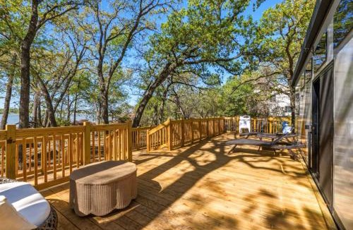 Corsicana House | Private Lakeside RV Escape with Hot Tub