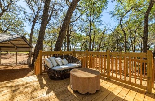Corsicana House | Private Lakeside RV Escape with Hot Tub