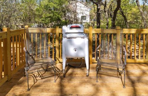 Corsicana House | Private Lakeside RV Escape with Hot Tub