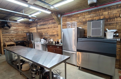 Springville Cabin | Private Lakeview Cabin + Fishing & Trails