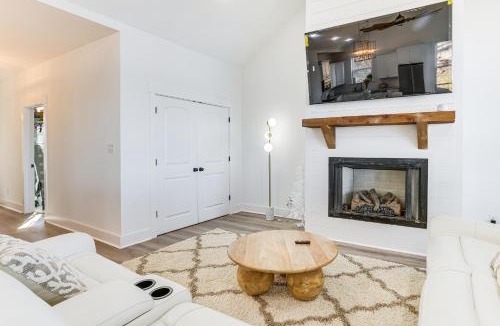 Rockford House | Private Lakeview Haven in Rockford