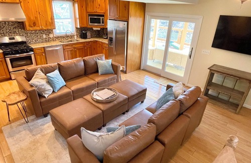 Shelby House | Private Lay Lake Peninsula, 1000ft Shoreline, Boat Ramp, Pool, Docks, Sleeps 9