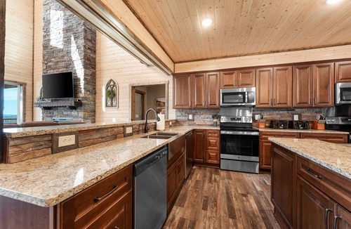 Kimberling City Cabin | Private Lazy River! Indoor Pool! Games!